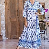 Empire-Taillenkleid aus Baumwolle, „Blue Bohemian Fantasy“ – Baumwoll-Maxikleid mit Blumenmotiv aus Indien