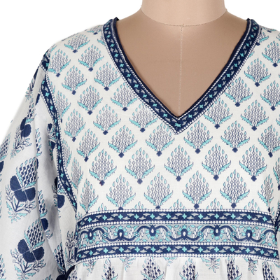 Empire-Taillenkleid aus Baumwolle, „Blue Bohemian Fantasy“ - Baumwoll-Maxikleid mit Blumenmotiv aus Indien