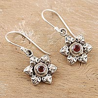 Granat-Ohrhänger, „Floral Fire“ – Blumen-Ohrringe aus Granat und Sterlingsilber