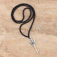 Halskette mit Onyx-Anhänger, „Magic Key“ – Halskette mit Anhänger aus Sterlingsilber und Onyx mit Schlüsselmotiv