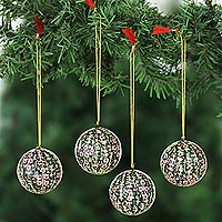 Pappmaché-Ornamente, „Blüten von Kaschmir in Pink“ (4er-Set) – Pappmaché-Weihnachtsornamente aus Indien (4er-Set)