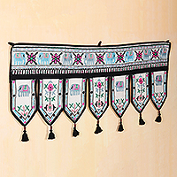 Bestickter Wandbehang aus Baumwolle, „Asiatischer Elefant“ – Wandbehang aus perlenbesetzter Baumwolle aus Indien