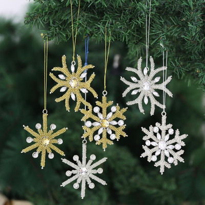 Perlenornamente, (6er-Set) - Handgefertigte Schneeflocken-Ornamente aus Perlen (6er-Set)
