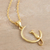 Vergoldete Halskette mit Anhänger, „Crescent Cat“ – Vergoldete Halskette mit Katzen- und Halbmond-Anhänger