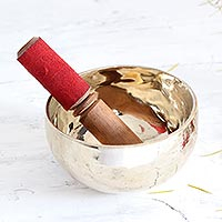 Brass meditation bowl, 'Serene Play' (5 inches) - Brass Meditation Bowl with Mango Wood Mallet (5 inches)