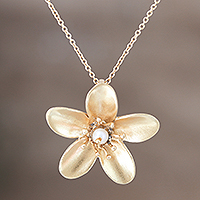 Vergoldete Halskette mit Anhänger aus Zuchtperlen, „Blooming Plumeria“ – Halskette mit Anhänger aus Zuchtperlen mit Blumenmotiv