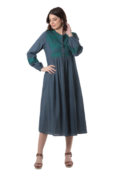 Kleid mit bestickter Empire-Taille aus Baumwolle - Kleid mit bestickter Empire-Taille aus Baumwolle und Blumenmotiv
