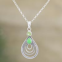 Peridot-Anhänger-Halskette, „Radiate in Green“ – handgefertigte Peridot- und Sterling-Silber-Anhänger-Halskette