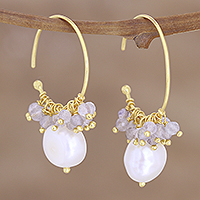 Pendientes medio aro de perlas cultivadas bañadas en oro y labradorita, 'Sumptuous Soiree' - Pendientes medio aro de perlas cultivadas y labradorita bañadas en oro