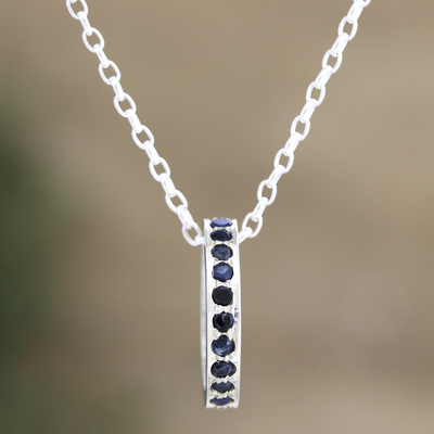 Halskette mit blauem Saphir-Anhänger - Von Hand gefertigte Halskette aus rhodiniertem Silber mit blauem Saphir