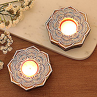 Teelichthalter aus Holz, „Lotus Mandala“ (Paar) – Teelichthalter aus Holz mit Blumenmotiv (Paar)