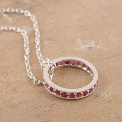 Halskette mit Rubinanhänger - Von Hand gefertigte Halskette aus rhodiniertem Rubinsilber