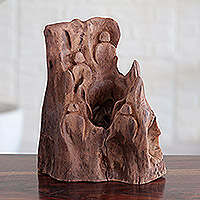 Skulptur aus recyceltem Holz, „Eid der Freundschaft“ – Original signierte Skulptur aus recyceltem Holz aus dem Wald
