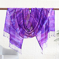 Chal de lana, 'Purple Bliss' - Chal de lana morado con flecos elaborado en la India