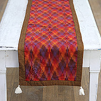 Corredor de mesa de algodón reversible, 'Crimson Sides' - Camino de mesa de algodón reversible indio con borlas