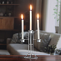 Kerzenhalter aus Eisen, „Glowing Elegance“ – Kerzenhalter aus silberfarben pulverbeschichtetem Eisen, gefertigt in Indien