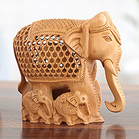 Escultura de madera, 'Elefante matriarca' - Escultura artesanal de madera de elefante y becerro de la India