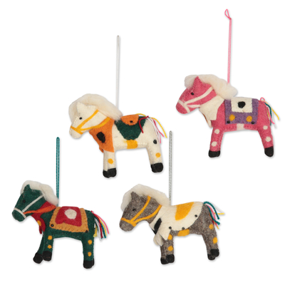 Wollfilz-Ornamente, (4er-Set) - Set mit 4 bestickten Pony-Ornamenten aus Wollfilz mit Fell