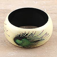 Brazalete de madera - Brazalete tipo esclava de madera de haldu con motivo de plumas de pavo real hecho a mano