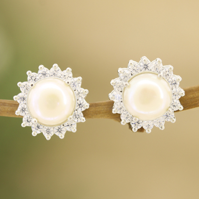 Pendientes botón de perlas cultivadas y circonitas - Aretes botón de perlas cultivadas y circonitas cúbicas de la India