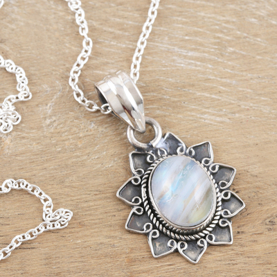 Collar con colgante de piedra lunar arcoíris - Collar con colgante de flor de plata de ley y piedra lunar arcoíris