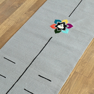 Bestickte Yogamatte, 'Komfort in Grau' - Yogamatte aus bestickter Baumwolle in Grau, hergestellt in Indien