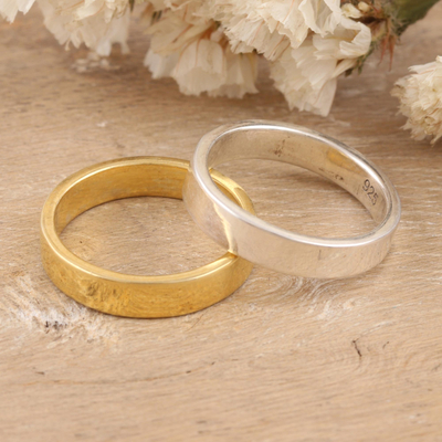 Anillos de banda de plata bañada en oro y ley, (par) - Par de anillos de banda uno chapado en oro y uno de plata esterlina