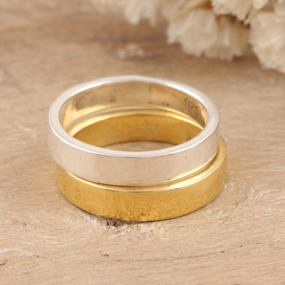 Anillos de banda de plata bañada en oro y ley, (par) - Par de anillos de banda uno chapado en oro y uno de plata esterlina