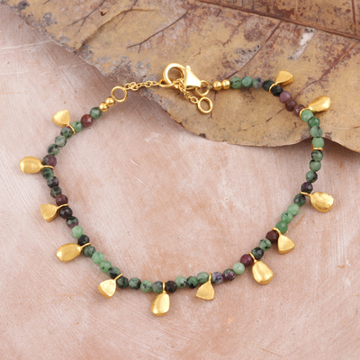 Charm-Armband mit Zoisit-Perlen und Goldakzenten - 18 Karat vergoldetes Zoisit-Perlenarmband aus Indien