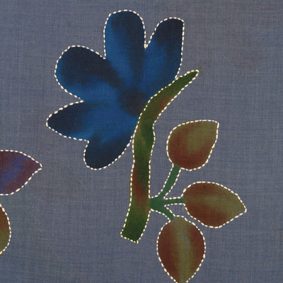 Wollschal, „Blooms in The Sky“ – Gewebter blauer Wollschal mit Blumenmotiv und Nähakzenten