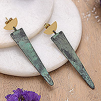 Ohrhänger aus Messing, „Triangular Delight“ – Moderne dreieckige Ohrhänger aus Messing mit grüner Patina