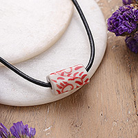 Collar colgante de cerámica, 'Red Vines' - Collar colgante de cerámica pintado a mano con cordón de cuero