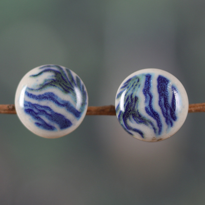 Pendientes de botón de cerámica - Pendientes de botón de cerámica pintados a mano con patrones ondulados azules