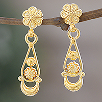 Pendientes colgantes chapados en oro - Aretes colgantes chapados en oro de 14k con motivos florales