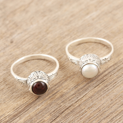 Ringe mit einem Granat und einer Zuchtperle, 'Ocean and Earth' (2er-Set) - 2er-Set Granat- und Perlenringe aus Sterlingsilber mit einem Stein