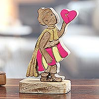 Holzskulptur „Loving Messenger“ – handbemalte romantische Skulptur aus Mangoholz in lebendigen Farbtönen