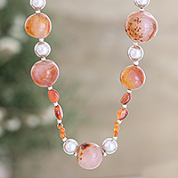 Lange Perlenkette aus Karneol, „Warming Sunset“ – Lange Perlenkette aus Karneol und Sterlingsilber aus Indien