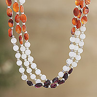 Dreireihige Perlenkette aus mehreren Edelsteinen, „Gleaming Passion“ – Dreireihige Perlenkette aus Mondstein, Karneol und Granat