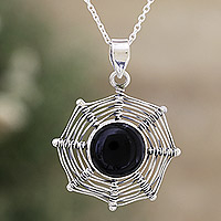 Halskette mit Onyx-Anhänger, „Magical Web“ – Halskette mit Anhänger aus indischem Sterlingsilber und schwarzem Onyx