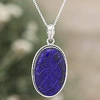 Collar colgante de lapislázuli, 'Leaf Delight' - Collar colgante de lapislázuli y plata de ley de la India
