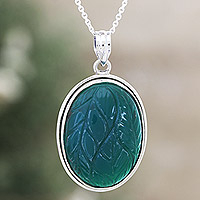 Onyx-Anhänger-Halskette, „Leaf Fantasy“ – Grüne Onyx- und Sterling-Silber-Anhänger-Halskette aus Indien