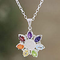 Collar con colgante de piedras preciosas múltiples, 'Flor de la iluminación' - Collar con colgante floral de piedras preciosas múltiples de la India