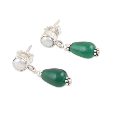 Pendientes colgantes de ónix y perlas cultivadas - Aretes colgantes pulidos con perlas color crema y ónix verde