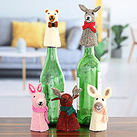 Adornos para botellas de fieltro de lana (juego de 5) - 5 adornos para botellas de animales de granja de fieltro de lana hechos a mano en la India