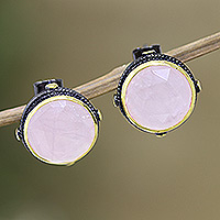 Pendientes de botón de cuarzo rosa con detalles dorados - Aretes de botón con detalles en oro de 18 ky cuarzo rosa natural