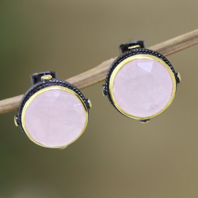 Pendientes de botón de cuarzo rosa con detalles dorados - Aretes de botón con detalles en oro de 18 ky cuarzo rosa natural