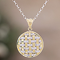 Collar con colgante de moissanita con detalles en oro - Collar con colgante entrelazado de moissanita y detalles en oro de 18 k