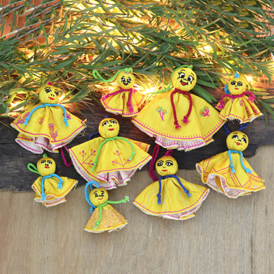 Adornos de viscosa bordados, (juego de 9) - 9 adornos navideños de muñecas de viscosa bordadas en amarillo