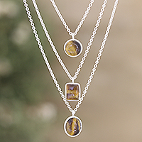 Halskette mit Tigerauge-Anhänger, „Courage Shapes“ – 3-strängige Halskette mit Tigerauge-Anhänger aus Sterlingsilber