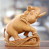 Escultura de madera, 'Wise Giant' - Escultura de elefante de madera Kadam tallada a mano de la India